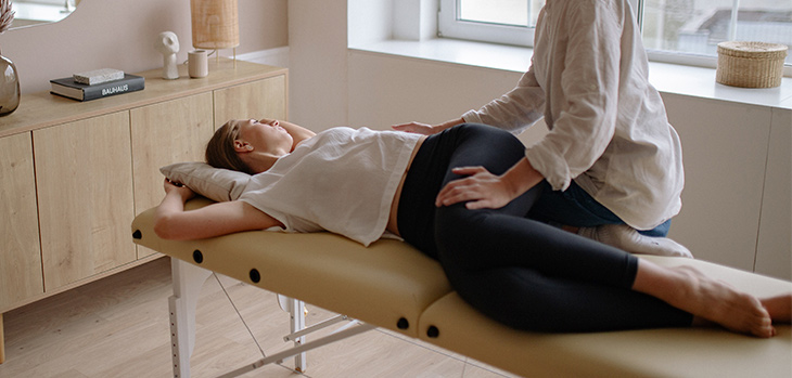 Imagen de un tratamiento de fisioterapia para la columna lumbar en Madrid